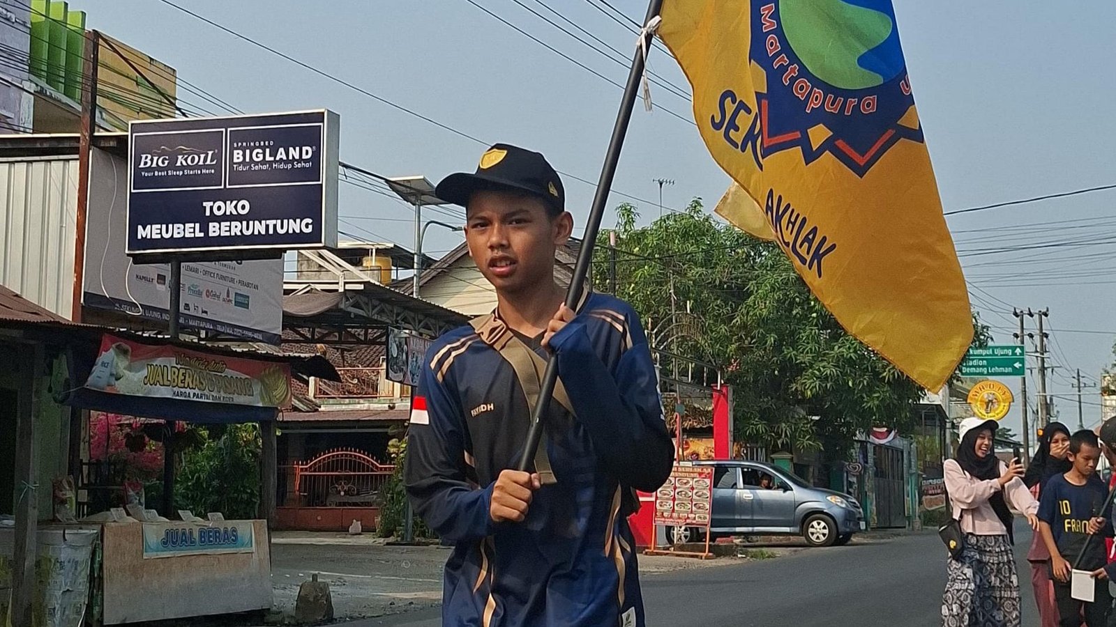 Langkah Hangat di Bawah Kabut Tipis: Perayaan Kemerdekaan Meriah Bersama SMP Alam Muhammadiyah Martapura